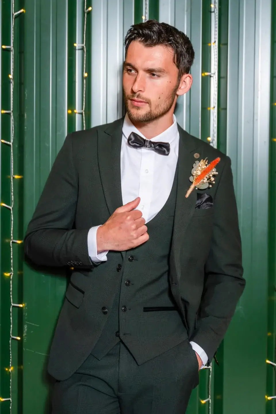 Vous voulez acheter un costume vert foncé ? Découvrez ces 5